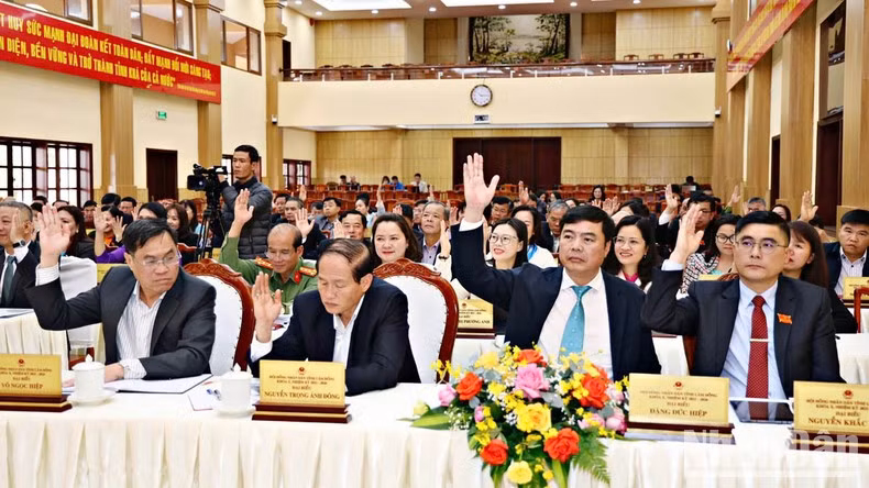 Đại biểu biểu quyết thông qua các nghị quyết tại kỳ họp thứ 22.