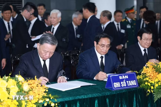 Chủ tịch nước Tô Lâm và Thủ tướng Phạm Minh Chính ghi sổ tang. (Ảnh: TTXVN)