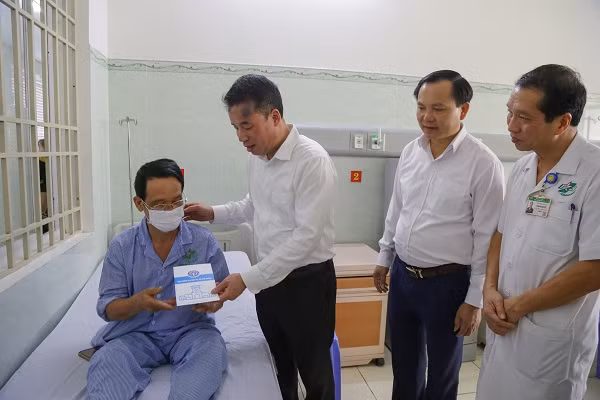 Tổng Giám đốc Bảo hiểm xã hội Việt Nam Nguyễn Thế Mạnh tặng quà người bệnh nghèo điều trị tại Bệnh viện Quân y 175.