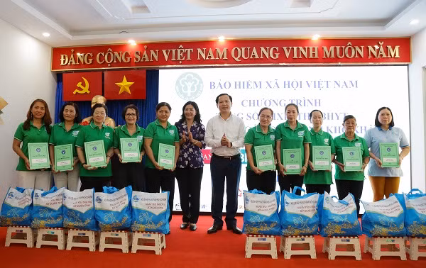 Phó Tổng Giám đốc Bảo hiểm xã hội Việt Nam Chu Mạnh Sinh trao tặng sổ bảo hiểm xã hội.