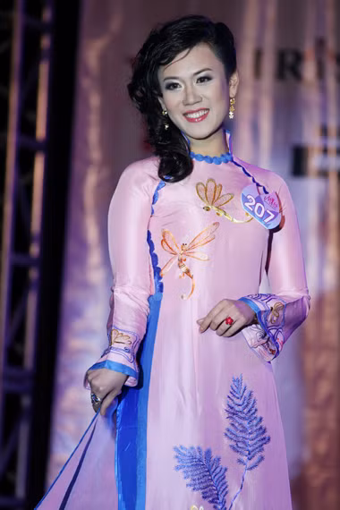 Tà áo dài truyền thống tôn thêm vẻ đẹp cho các thí sinh trong đêm chung kết.
