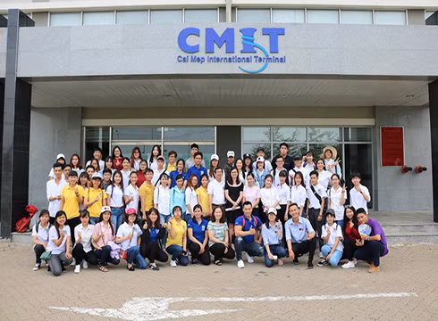 Sinh viên ngành logistics của BVU thăm Cảng quốc tế Cái Mép (ảnh: BVU) Sinh viên ngành logistics của BVU thăm Cảng quốc tế Cái Mép (ảnh: BVU)