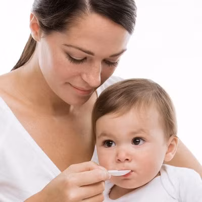 Với tất cả các bài thuốc dân gian chữa ho trên, bạn nên cho bé uống theo cách thấm dần ở đầu lưỡi, từ ít đến nhiều. Bế bé theo tư thế để đầu và cổ hơi cao so với bụng, tránh cho bé không bị trớ, nôn hoặc sặc. Khi cho bé uống, bạn nên dùng tay vuốt từ mõm ức xuống rốn.