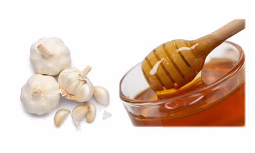 Giã nát hai tép tỏi, trộn với hai thìa cà phê mật ong, đem hấp cách thủy. Chú ý không được hấp chín tỏi, nếm thử thấy vị hắc mùi tỏi là được. Cho bé uống nửa thìa cà phê, ngày từ 1 – 2 lần. Trước khi uống, nên cho bé uống nước lọc.