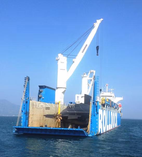 Sau khi mọi công tác chuẩn bị đã hoàn thành, rạng sáng 3.4 tàu mẹ Rolldock Sea sẽ được đánh chìm để hai tàu lai dắt đưa tàu ngầm vào quân cảng