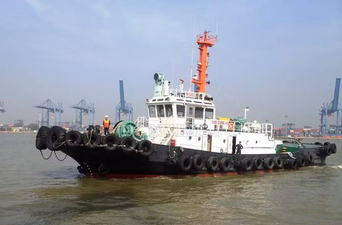 Một trong hai tàu lai dắt hệ Azimuth của Quân chủng Hải quân sẽ đảm nhận công việc quan trọng đưa tàu ngầm vào quân cảng.