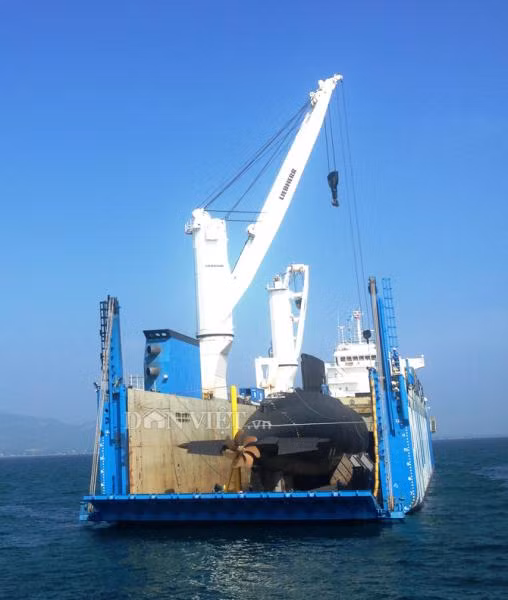 Tàu ngầm Kilo Hà Nội hiện rõ sau khi đã tháo xong các thiết bị gia cố.