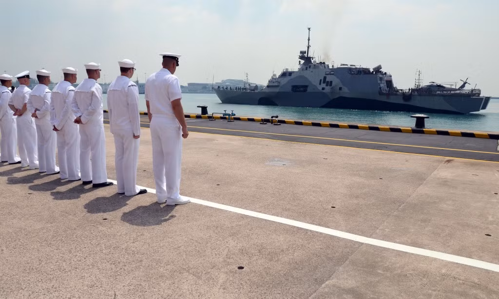 Chiếc tàu lớp Littoral Combat của hải quân Hoa Kỳ đến Singapore hồi tháng Tư, ảnh: Breaking Defense.