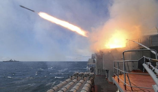 Nga phóng tên lửa hành trình từ biển Caspian để tiêu diệt ISIS, một động thái được xem là "giết gà dùng dao mổ trâu", ảnh: Fars News.