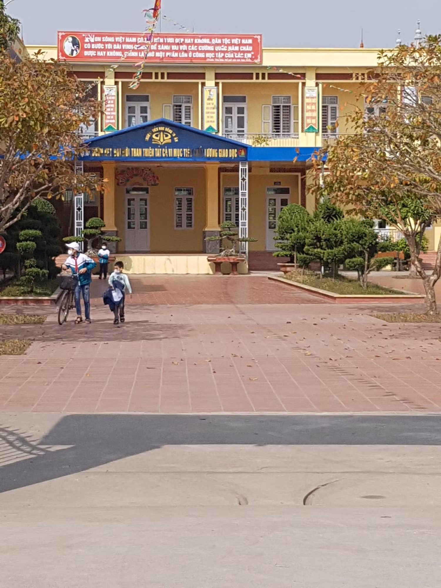 Khu vực mái tôn màu xanh tại khu vực sân khấu rộng khoảng 20-30 m2 đã được xây dựng xong. Hình ảnh được phụ huynh ghi lại trong thời gian gần đây khi học sinh được trở lại trường sau nghỉ dịch Covid-19. (Ảnh: NVCC) Khu vực mái tôn màu xanh tại khu vực sân khấu rộng khoảng 20-30 m2 đã được xây dựng xong. Hình ảnh được phụ huynh ghi lại trong thời gian gần đây khi học sinh được trở lại trường sau nghỉ dịch Covid-19. (Ảnh: NVCC)