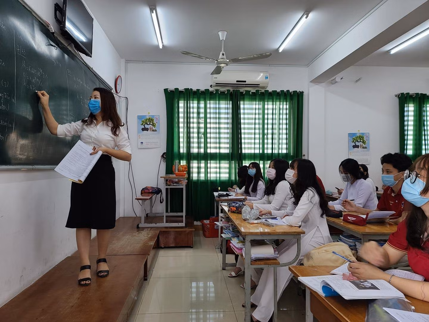 Giáo viên cho rằng, chứng chỉ bồi dưỡng chức danh nghề nghiệp chỉ làm thêm gánh nặng kinh tế cho họ (ảnh minh họa: CTV)