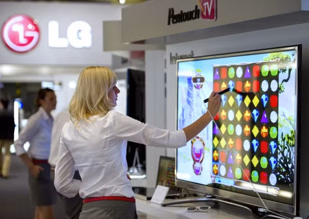 Smart TV mới của LG hỗ trợ 3D, điều khiển bằng giọng nói, kết nối Wifi và có thể hiển thị cả nội dung Flash và HTML5 khi duyệt web. Điều khiển từ xa Magic Remote dùng màn hình cảm ứng thay cho nút bấm trước đây.