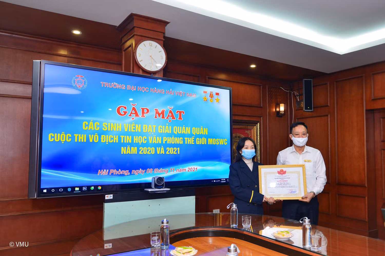 Hiệu trưởng Trường Đại học Hàng hải Việt Nam chúc mừng em Thái Bảo Ngọc đạt quán quân cuộc thi năm 2020 (Ảnh: CTV)