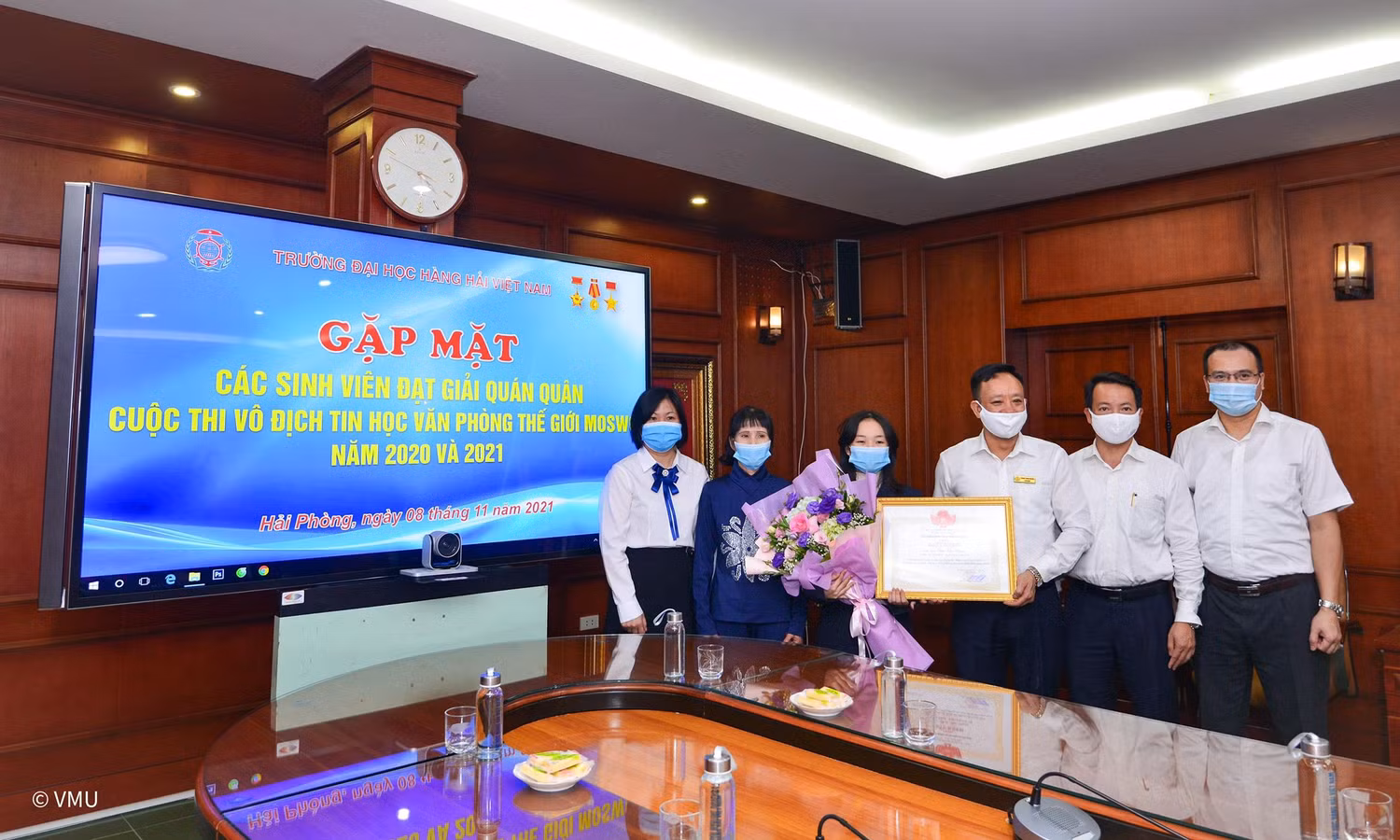 Ban giám hiệu Trường Đại học Hàng hải Việt Nam chúc mừng em Thái Bảo Ngọc và giáo viên hướng dẫn (Ảnh: CTV)