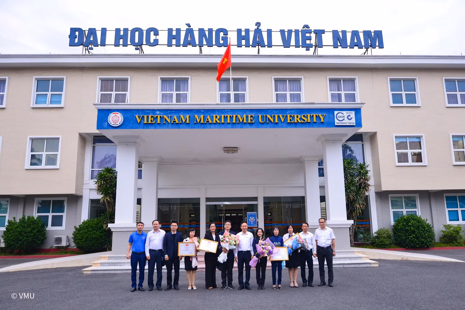Ban giám hiệu nhà trường cùng giáo viên, sinh viên, phụ huynh chụp ảnh lưu niệm (Ảnh: CTV)