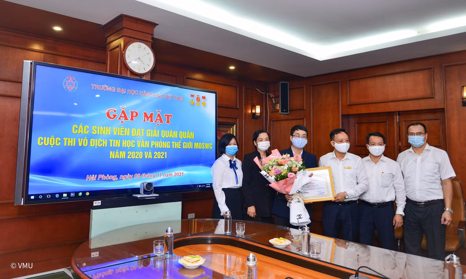 Ban giám hiệu Trường Đại học Hàng hải Việt Nam chúc mừng em Nguyễn Đức Phát và giáo viên hướng dẫn (Ảnh: CTV)