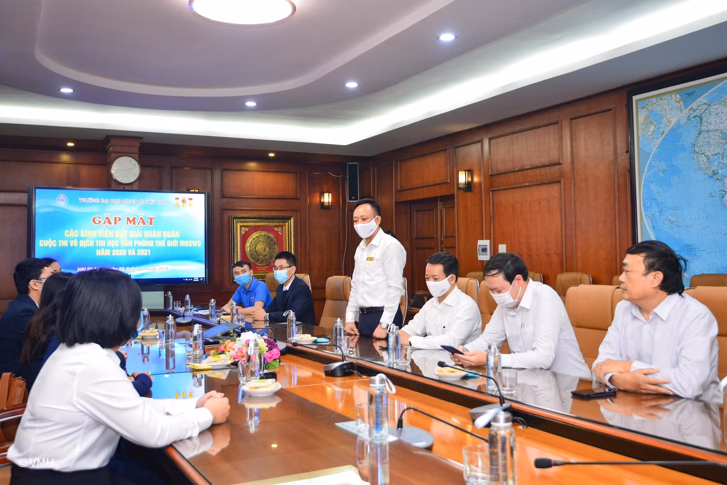 Phó giáo sư, Tiến sĩ Phạm Xuân Dương – Hiệu trưởng Trường Đại học Hàng Hải Việt Nam chúc mừng 2 sinh viên nhà trường đã xuất sắc đạt quán quân cuộc thi Tin học văn phòng thế giới cấp quốc gia (Ảnh: LT)