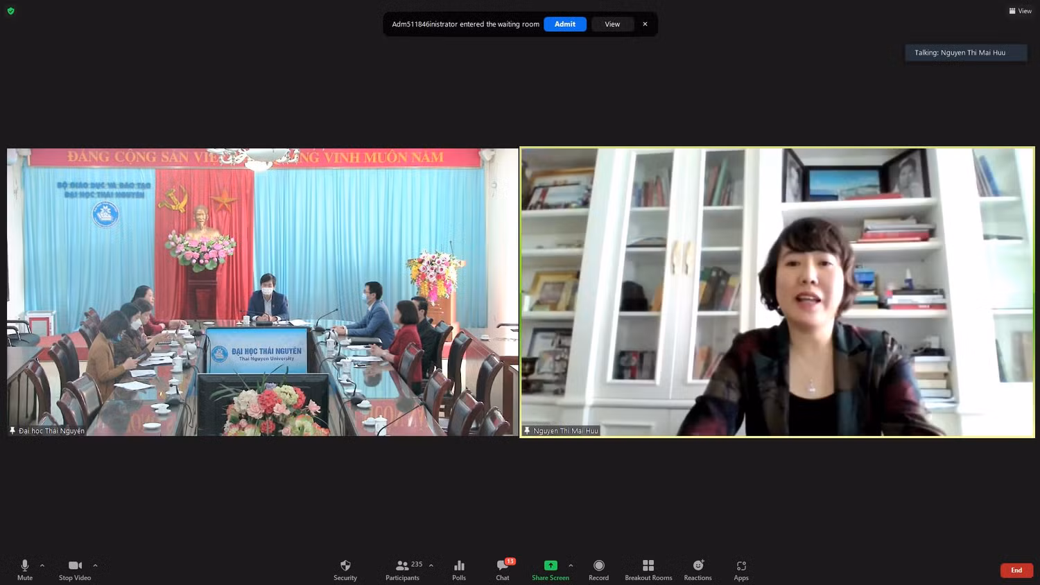 Buổi khai giảng lớp giảng viên tiếng anh của Đại học Thái Nguyên (bên trái là Phó giáo sư Trần Viết Khanh – Phó Bí thư Đảng ủy, Phó Giám đốc Đại học Thái Nguyên phát biểu khai mạc. Bên phải là Tiến sĩ Nguyễn Thị Mai Hữu - Trưởng ban Quản lý Đề án Ngoại ngữ Quốc gia tham dự và phát biểu)