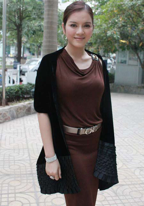 Với bộ váy nâu, Lý Nhã Kỳ rất sang và đẹp mắt
