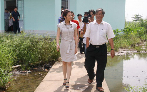 Đi từ thiện, vượt nhiều chặng đường dài mà người đẹp vẫn rất sủng ái giầy cao gót