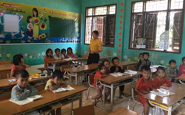Cuộc sống giáo viên nhiều nơi còn khó khăn (Ảnh minh họa: Báo Nhân dân) Cuộc sống giáo viên nhiều nơi còn khó khăn (Ảnh minh họa: Báo Nhân dân)