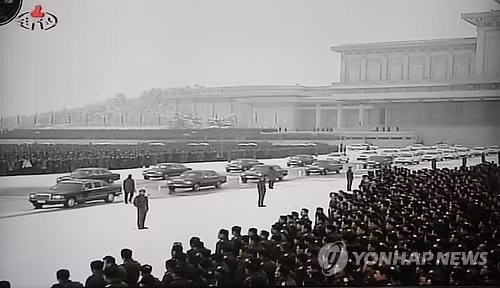 Tuyết rơi trắng xóa quảng trường Kim Il Sung, nơi các quân nhân và quan chức cấp cao Triều Tiên viếng Chủ tịch Kim Tuyết rơi trắng xóa quảng trường Kim Il Sung, nơi các quân nhân và quan chức cấp cao Triều Tiên viếng Chủ tịch Kim
