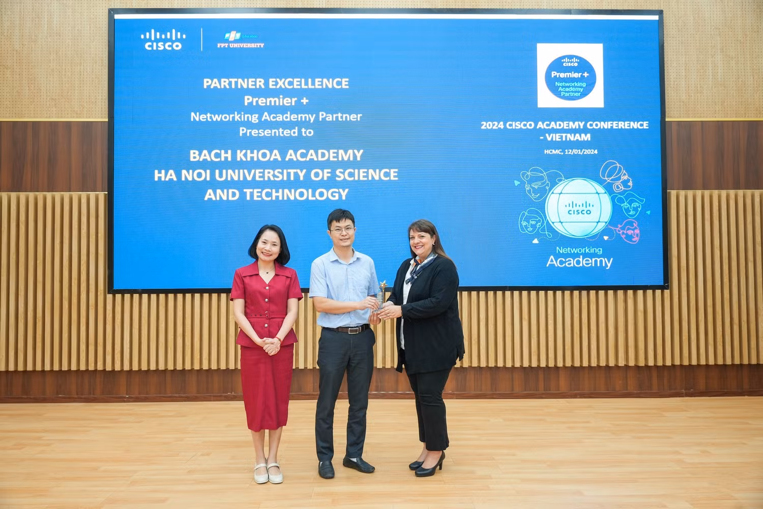 Bà Marcella O’Shea, Giám đốc khu vực Châu Á Thái Bình Dương, Nhật Bản và Trung Quốc trao cup giải thưởng Premier+ cho BKACAD.
