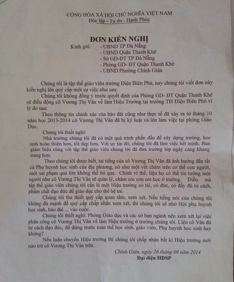 Đơn kiến nghị của tập thể trường tiểu học Điện Biên Phủ "Chúng tôi chấp nhận bất kì Hiệu trưởng mới nào trừ cô Vương Thị Vân". Đơn kiến nghị của tập thể trường tiểu học Điện Biên Phủ "Chúng tôi chấp nhận bất kì Hiệu trưởng mới nào trừ cô Vương Thị Vân".