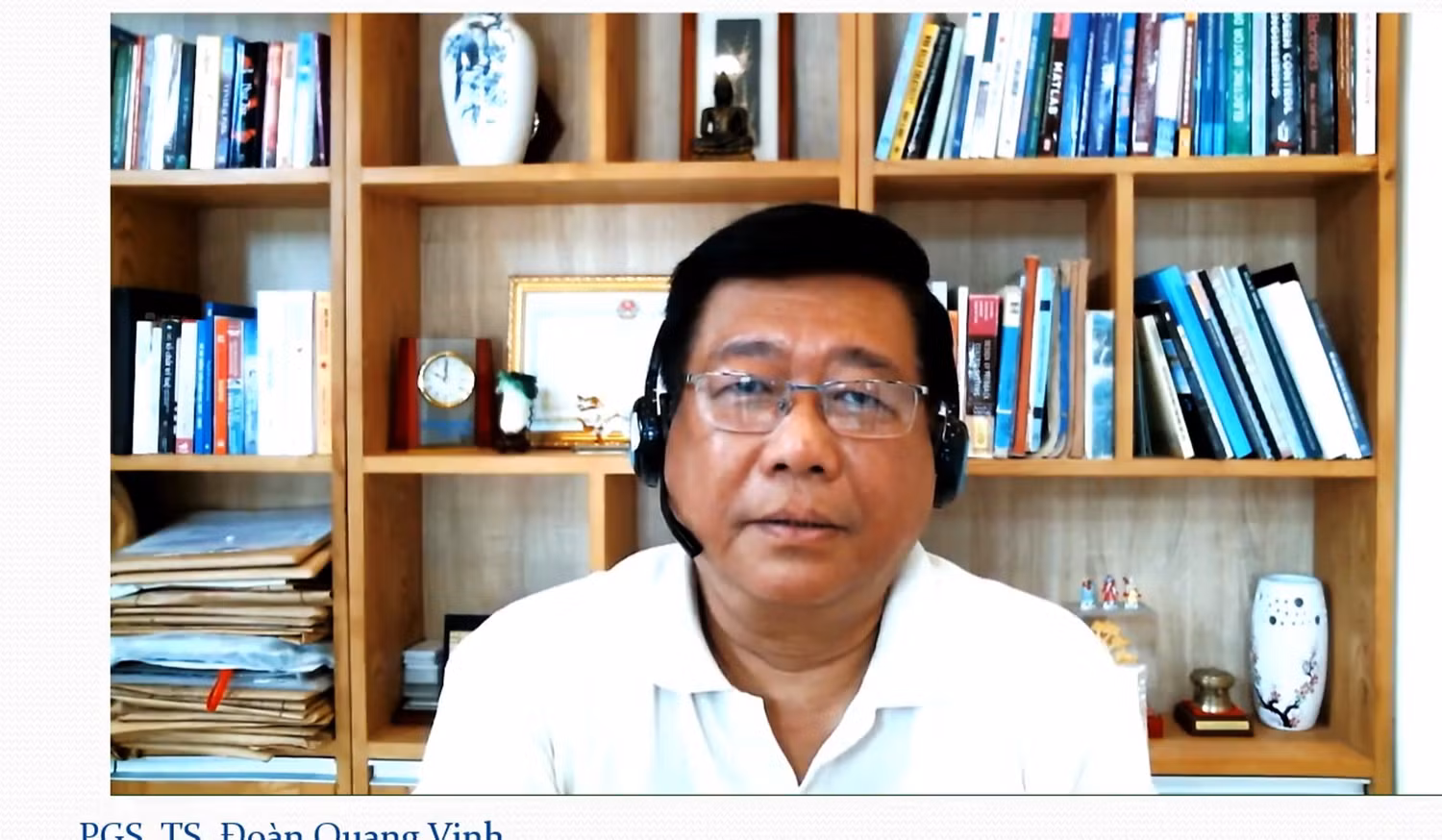 Phó Giáo sư Đoàn Quang Vinh – Hiệu trưởng Trường Đại học Bách khoa Đà Nẵng hướng dẫn giảng viên soạn bài giảng online. Ảnh chụp màn hình. Phó Giáo sư Đoàn Quang Vinh – Hiệu trưởng Trường Đại học Bách khoa Đà Nẵng hướng dẫn giảng viên soạn bài giảng online. Ảnh chụp màn hình.