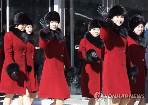 Văn công Triều Tiên sang Hàn Quốc biểu diễn, cổ vũ Olympic mùa Đông PyeongChang 2018. Ảnh: Yonhap News. Văn công Triều Tiên sang Hàn Quốc biểu diễn, cổ vũ Olympic mùa Đông PyeongChang 2018. Ảnh: Yonhap News.