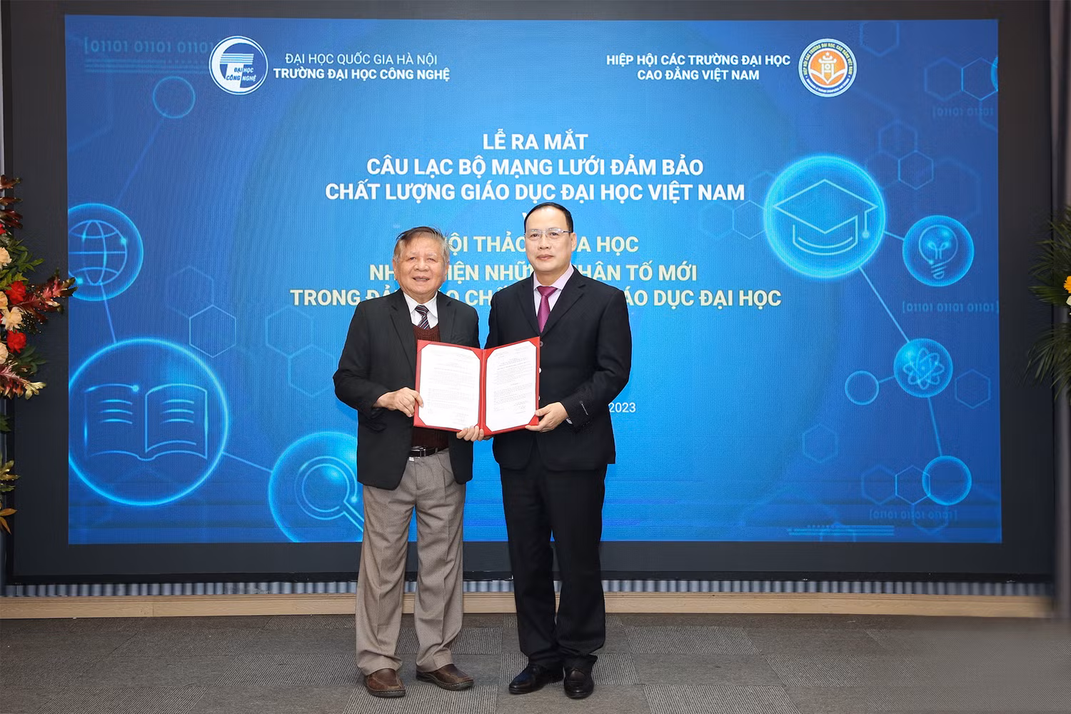Phó Giáo sư Trần Xuân Nhĩ - Phó Chủ tịch thường trực Hiệp hội Các trường đại học, cao đẳng Việt Nam trao Quyết định thành lập Câu lạc bộ cho Giáo sư, Tiến sĩ Khoa học Nguyễn Đình Đức.