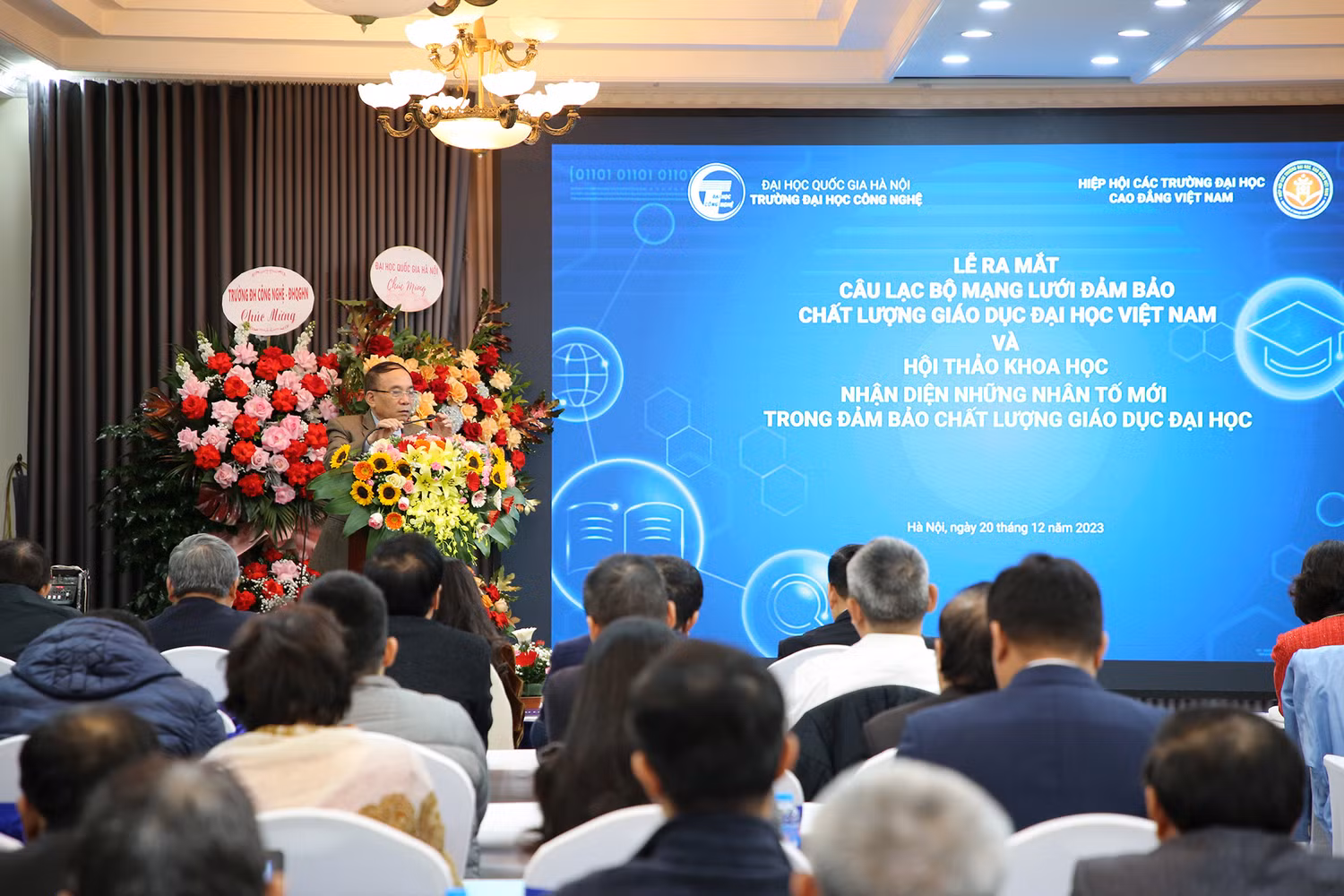 Tiến sĩ Văn Đình Ưng công bố Quyết định thành lập Câu lạc bộ.