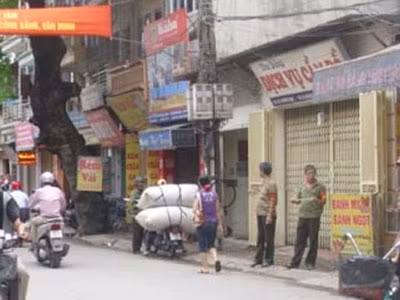 Dân phòng đứng bắt người xử lý vi phạm giao thông Dân phòng đứng bắt người xử lý vi phạm giao thông