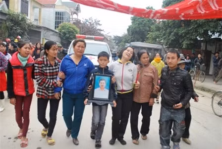 Người dân kéo nhau mang di ảnh anh Ái đi dọc đường phản đối.