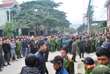 Người dân tập trung đông, khiến Công an phải huy động hàng chục chiến sỹ giải tán đám đông.