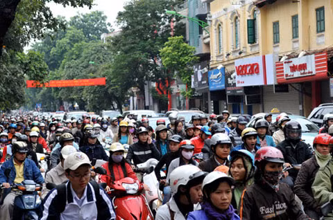 Hà Nội thường xuyên bị tắc đường.