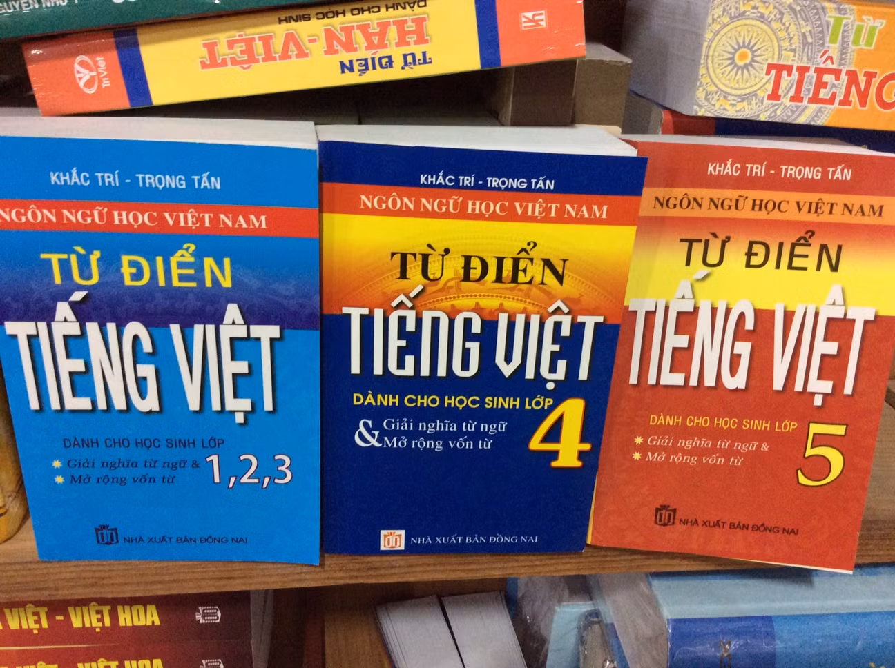 Từ điển Tiếng Việt dành cho học sinh lớp 1,2,3 và lớp 4,5 được NXB Đồng Nai phát hành. Ảnh: Hồng Nhung Từ điển Tiếng Việt dành cho học sinh lớp 1,2,3 và lớp 4,5 được NXB Đồng Nai phát hành. Ảnh: Hồng Nhung