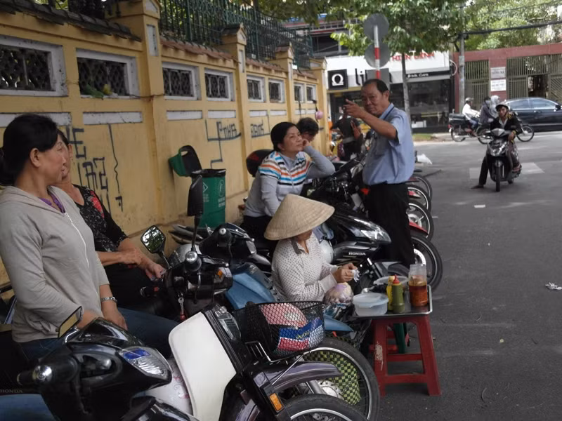 Người phụ nữ bán hàng rong này đến tận nơi để phục vụ cho các ông bố, bà mẹ thương con.