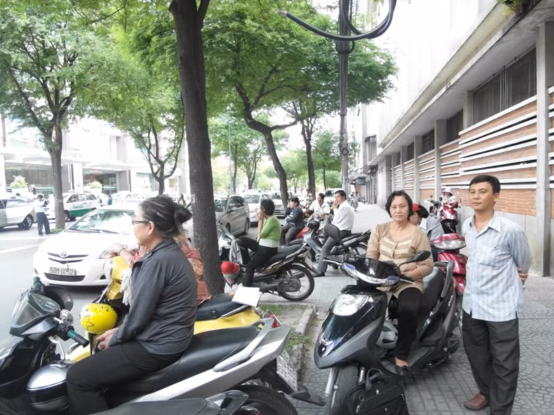 Quang cảnh chờ con trước cổng trường Trần Đại Nghĩa.