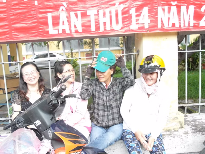 Bốn vị phụ huynh Linh, Hằng, Lạt, Hạnh vui vẻ nhờ phóng viên chụp một kiểu ảnh kỷ niệm.