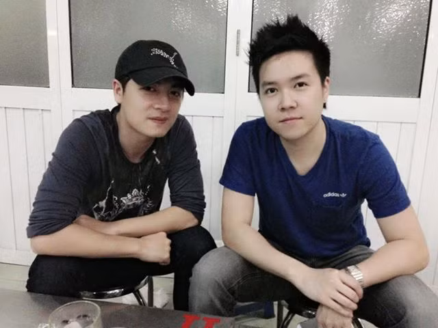 Văn Mai Hương đăng ảnh Lê Hiếu chụp cùng Đăng Khôi lên facebook kèm lời chú thích đáng yêu:"Sao 2 em bé 95, 96 này mãi không lớn nhỉ?"