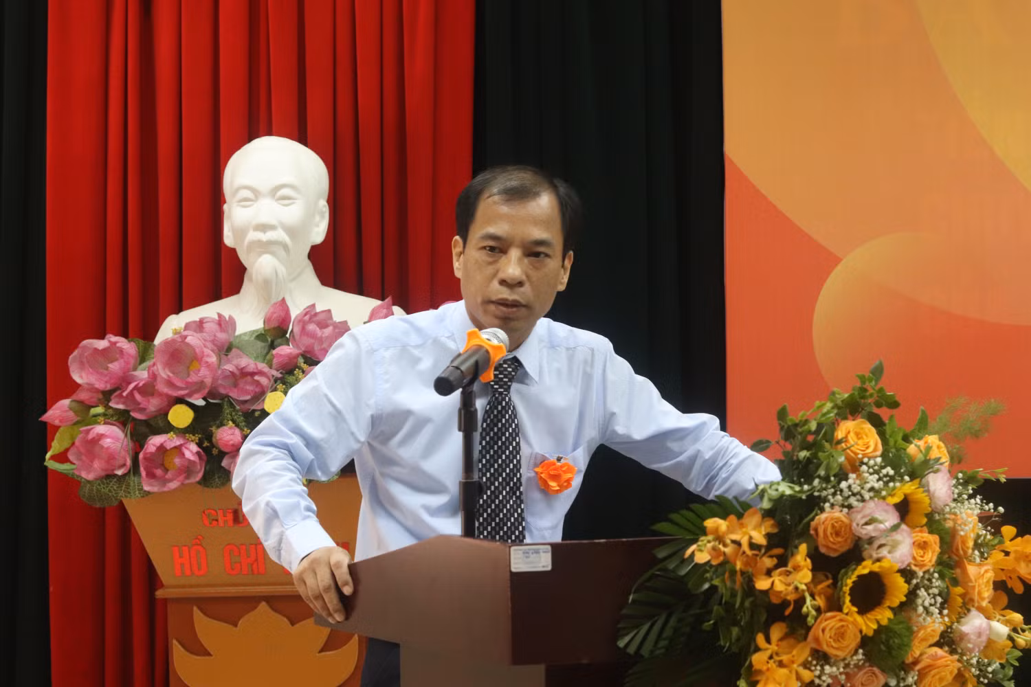 Phó Giáo sư, Tiến sĩ Nguyễn Văn Trào (Phó Hiệu trưởng Trường Đại học Sư phạm Hà Nội).