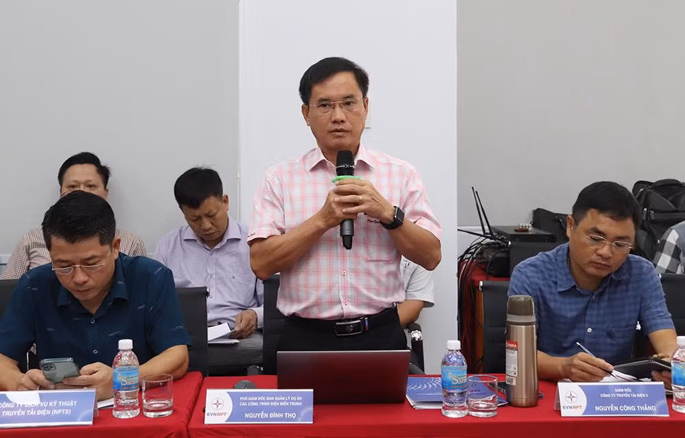 Ông Nguyễn Đình Thọ - Phó Giám đốc đốc Ban Quản lý dự án các công trình điện miền Trung báo cáo tại cuộc họp.