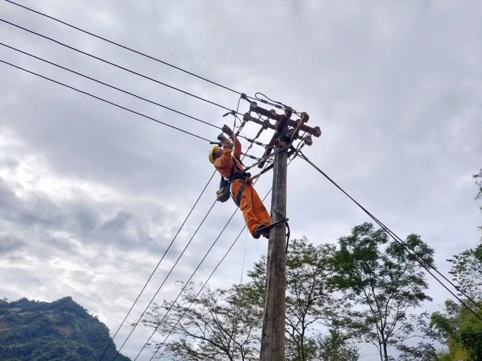 Công nhân Điện lực Tuần Giáo đấu nối lèo để san tải trạm biến áp Pá Tong. Công nhân Điện lực Tuần Giáo đấu nối lèo để san tải trạm biến áp Pá Tong.