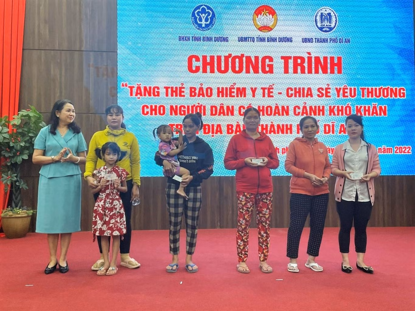 Bà Lê Minh Lý - Giám đốc Bảo hiểm xã hội tỉnh Bình Dương trao tặng thẻ bảo hiểm y tế cho bà con.