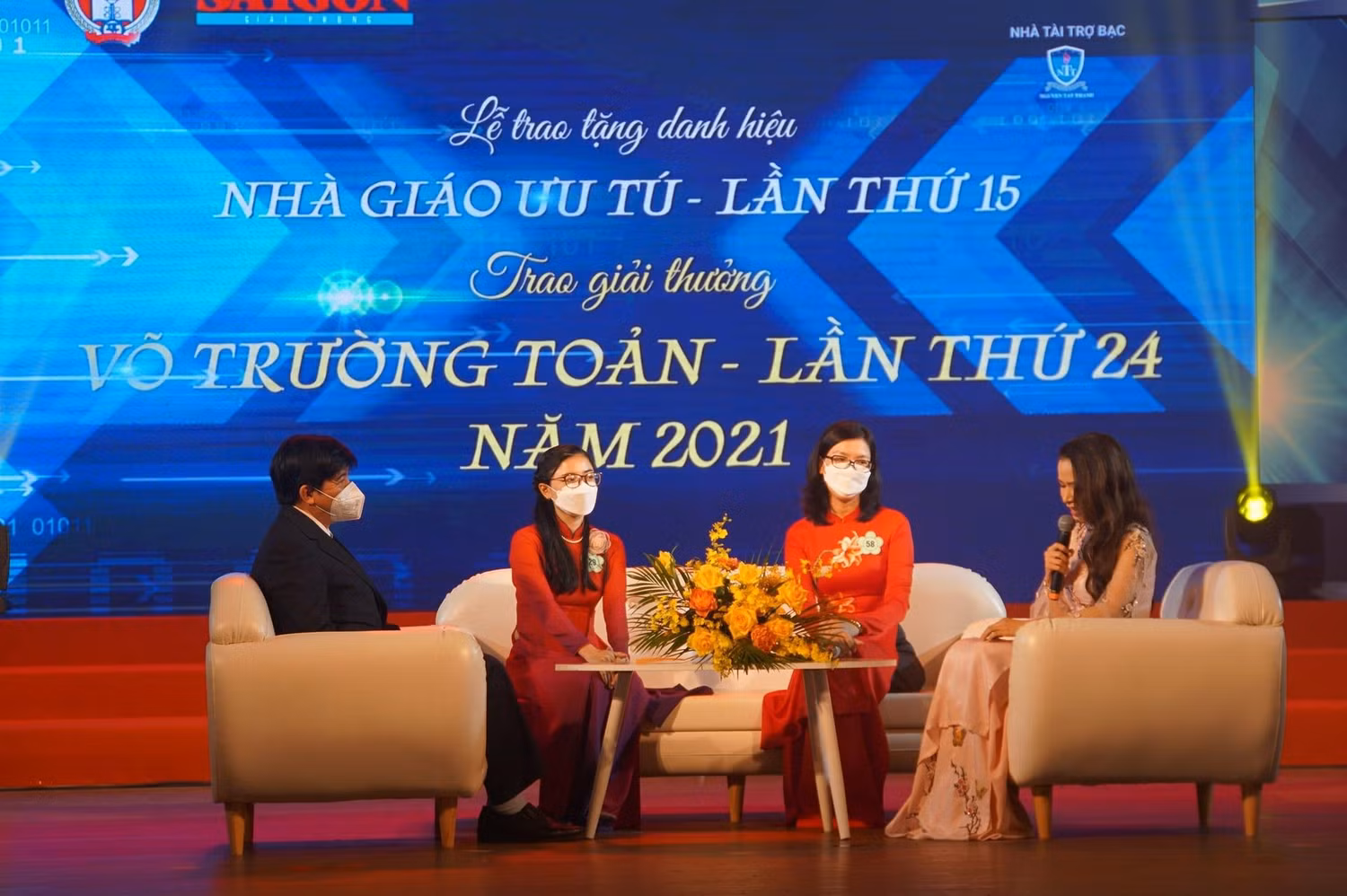 Các thầy cô đạt giải thưởng chia sẻ, giao lưu tại buổi lễ (ảnh: CTV)
