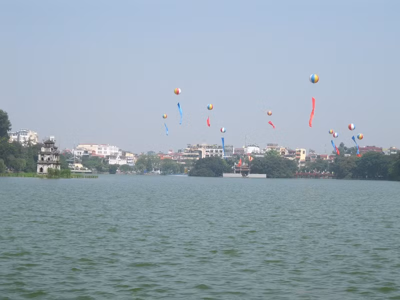 Hồ Gươm chiều lộng gió.