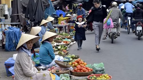 Còn đây là hình ảnh những người phụ nữ bán rau quả ở Hội An. Còn đây là hình ảnh những người phụ nữ bán rau quả ở Hội An.