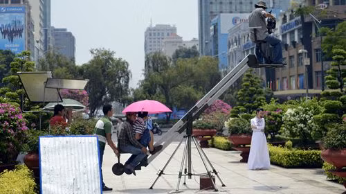 Và đây là cô ca sĩ ở TPHCM đang tạo dáng hát trong khi đoàn làm phim của cô đang thu hình. Và đây là cô ca sĩ ở TPHCM đang tạo dáng hát trong khi đoàn làm phim của cô đang thu hình.