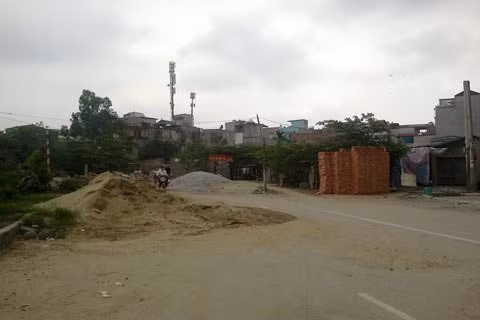 Tuyến đường rộng 50m cắt ngang khu đô thị, nối từ đường Nguyễn Văn Huyên ra đường Nguyễn Khang vẫn ngổn ngang.